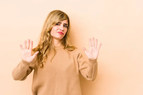 Junge Blonde Kaukasierin Lehnt Eine Geste Des Abscheus — Stockfoto