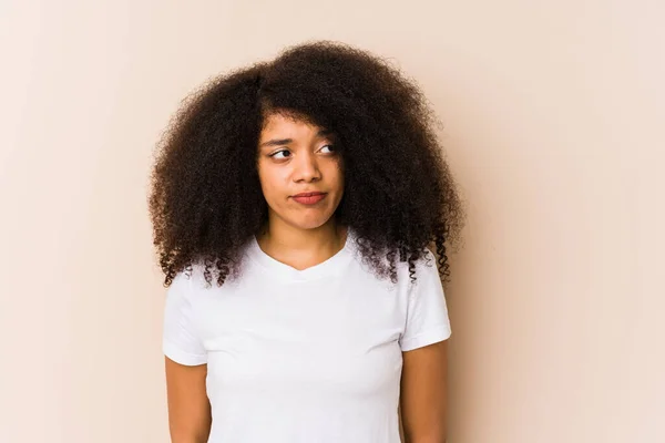 Mujer Afroamericana Joven Confundida Siente Dudosa Insegura — Foto de Stock