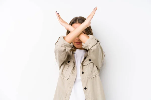 Mujer Joven Caucásica Aislada Manteniendo Dos Brazos Cruzados Concepto Negación — Foto de Stock