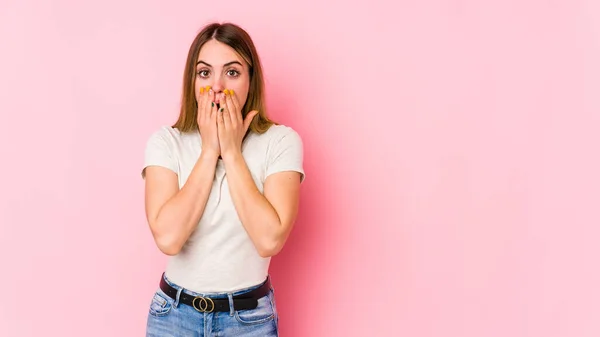 Jonge Kaukasische Vrouw Geïsoleerd Roze Achtergrond Geschokt Bedekking Mond Met — Stockfoto