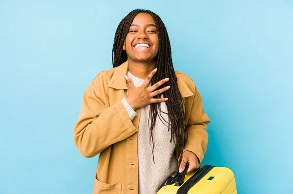 Ung Afrikansk Amerikansk Resenär Kvinna Håller Resväska Isolerade Skrattar Högt — Stockfoto
