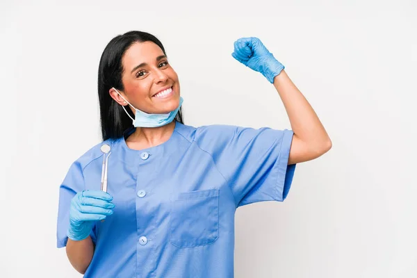 Donna Dentista Isolato Sfondo Bianco Alzando Pugno Dopo Una Vittoria — Foto Stock