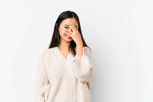年轻的中国女人用手指与摄像机隔离 尴尬的蒙着脸 — 图库照片