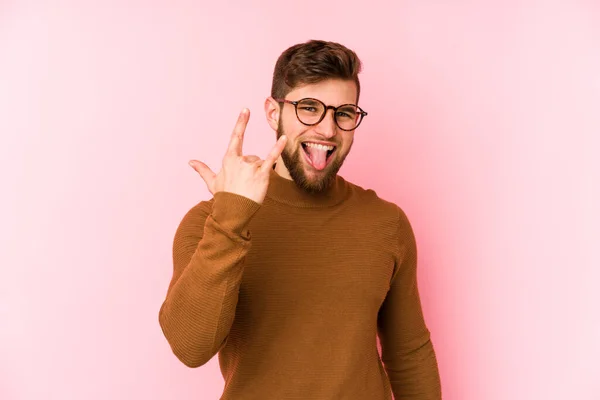 Νεαρός Καυκάσιος Άνδρας Απομονωμένος Ροζ Φόντο Που Δείχνει Ροκ Χειρονομία — Φωτογραφία Αρχείου