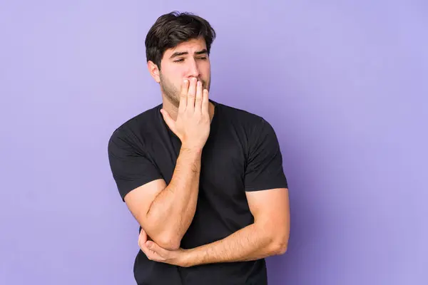 Ung Man Isolerad Lila Bakgrund Gäspningar Visar Trött Gest Täcker — Stockfoto