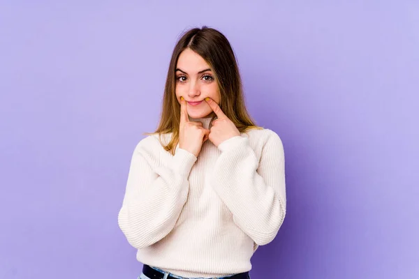 Mulher Caucasiana Jovem Isolado Fundo Roxo Duvidando Entre Duas Opções — Fotografia de Stock