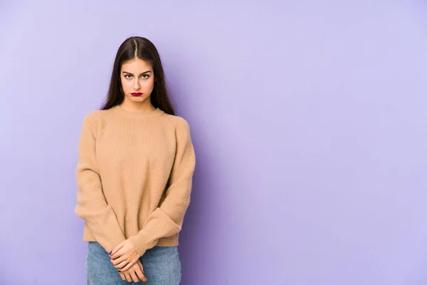 Giovane Donna Caucasica Isolata Sfondo Viola Triste Faccia Seria Sentirsi — Foto Stock