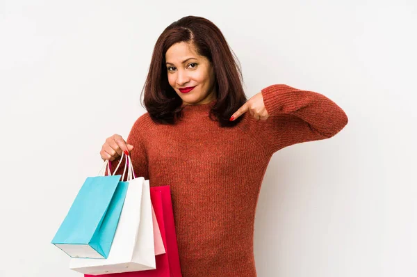 Medelålders Latinamerikansk Kvinna Som Håller Shoppingpåse Isolerad Person Pekar För — Stockfoto