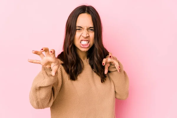 Ung Blandad Ras Latinamerikansk Kvinna Isolerad Visar Klor Imitera Katt — Stockfoto