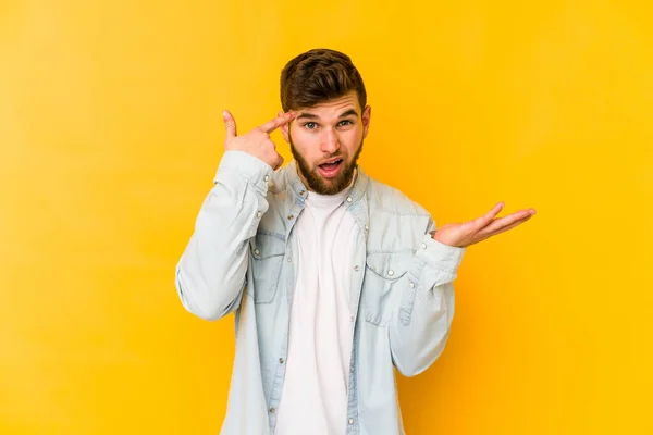 Joven Hombre Caucásico Aislado Sobre Fondo Amarillo Mostrando Gesto Decepción —  Fotos de Stock