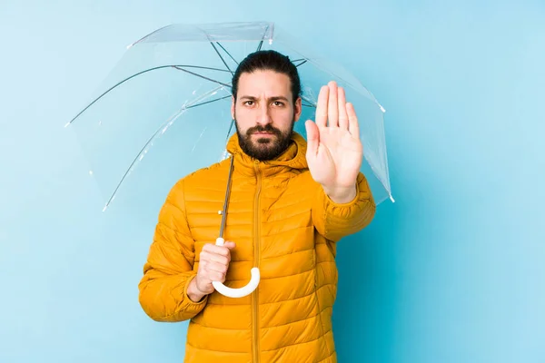 長い髪の男を着て傘を持っているあなたを防ぐために 停止記号を示す手で隔離された立っている — ストック写真