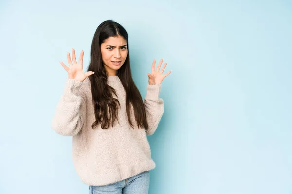 Jeune Femme Indienne Isolée Sur Fond Bleu Bouleversé Crier Avec — Photo