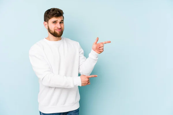 Junger Kaukasischer Mann Isoliert Auf Blauem Hintergrund Schockiert Mit Zeigefinger — Stockfoto