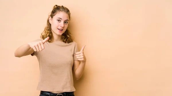 Mujer Joven Caucásica Aislada Sobre Fondo Beige Levantando Ambos Pulgares — Foto de Stock