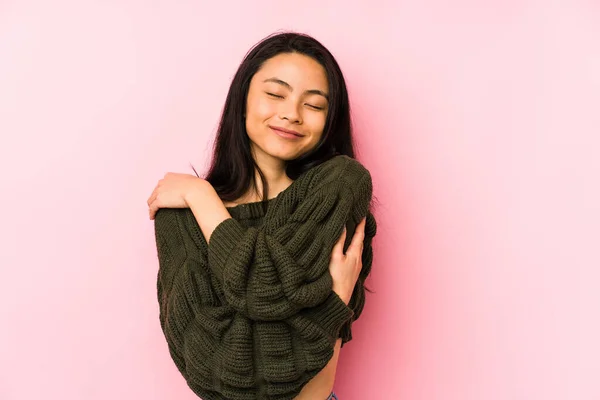 Jonge Chinese Vrouw Geïsoleerd Een Roze Achtergrond Knuffels Lachend Zorgeloos — Stockfoto