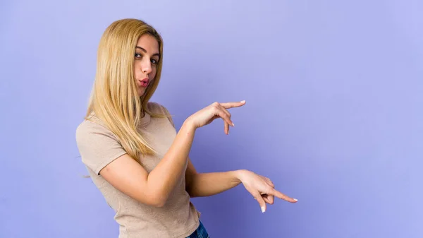 Junge Blonde Frau Isoliert Auf Lila Hintergrund Zeigt Mit Den — Stockfoto