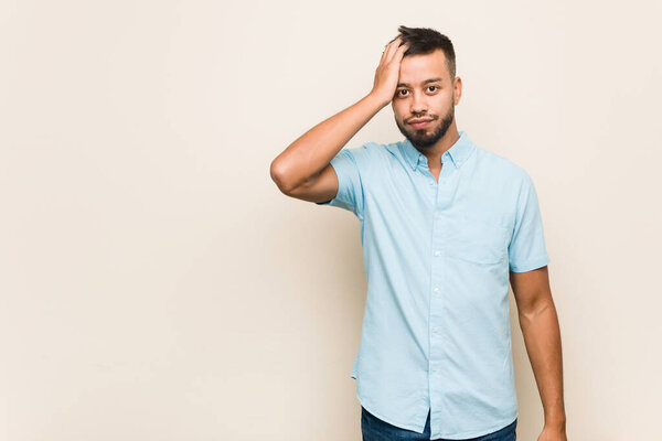 Молодой южно-азиатский мужчина был шокирован, она вспомнила важную встречу
.