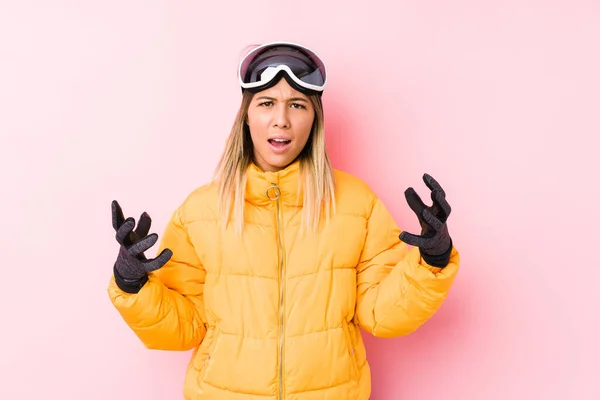 Jovem Caucasiana Vestindo Uma Roupa Esqui Fundo Rosa Gritando Com — Fotografia de Stock