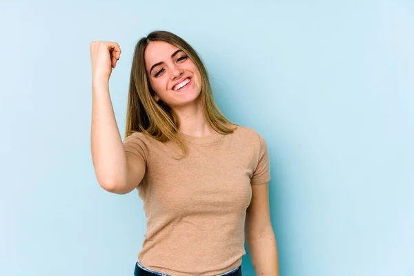 Giovane Donna Caucasica Isolata Sfondo Blu Che Celebra Una Vittoria — Foto Stock