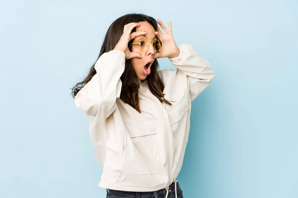 Mujer Hispana Joven Mestiza Aislada Manteniendo Los Ojos Abiertos Para — Foto de Stock