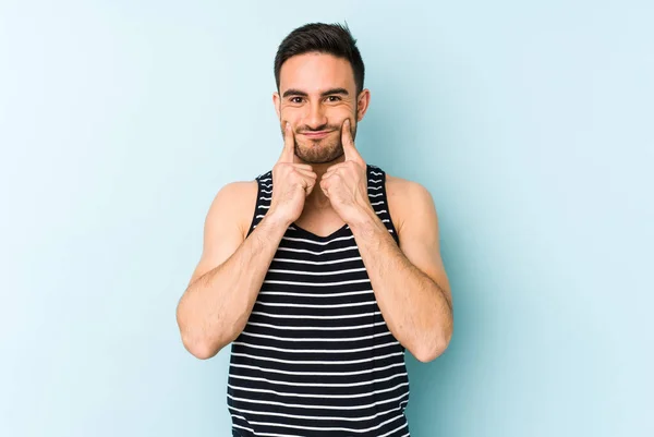 Jonge Blanke Man Geïsoleerd Blauwe Achtergrond Twijfelend Tussen Twee Opties — Stockfoto