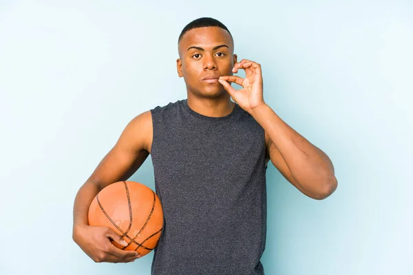 Joven Colombiano Jugando Baloncesto Aislado Con Los Dedos Los Labios — Foto de Stock