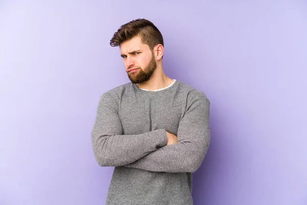 Jovem Caucasiano Isolado Fundo Roxo Infeliz Olhando Câmera Com Expressão — Fotografia de Stock