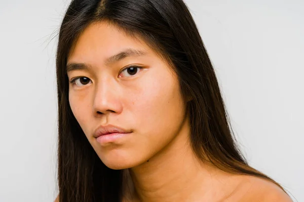 Mladá Číňanka Tvář Zblízka Izolované — Stock fotografie