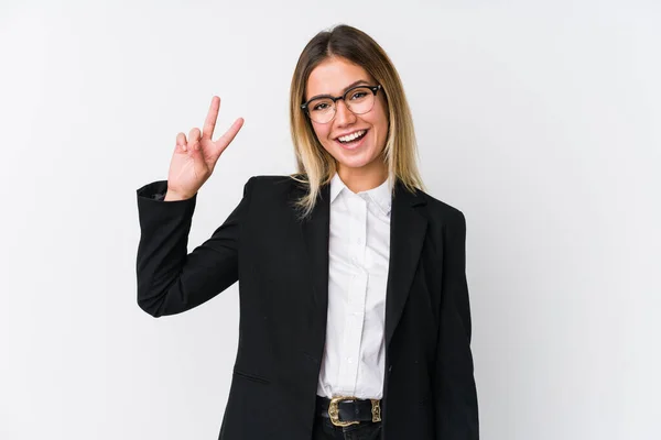 Νεαρή Επιχειρηματίας Καυκάσιος Γυναίκα Δείχνει Σημάδι Της Νίκης Και Χαμογελά — Φωτογραφία Αρχείου