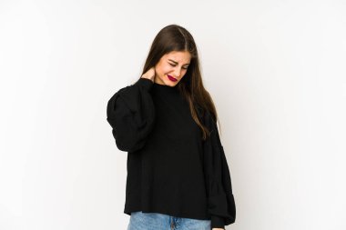 Beyaz arka planda izole edilmiş genç beyaz bir kadın sabit yaşam tarzından dolayı boyun ağrısı çekiyor..