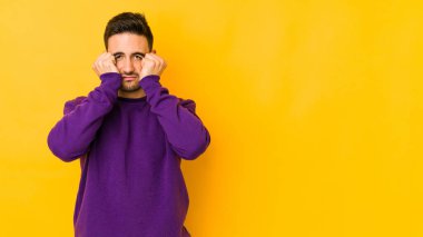 Kafkasyalı genç adam sarı fırında izole edilmiş ağlıyordu, bir şeyden mutsuzdu, acı ve kafa karışıklığı konsepti vardı..