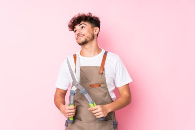 Genç Arap bahçıvan hedeflerine ve amaçlarına ulaşmayı hayal ediyor.