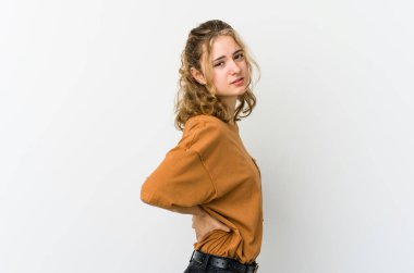 Beyaz sırtlı beyaz bir kadın sırt ağrısı çekiyor..