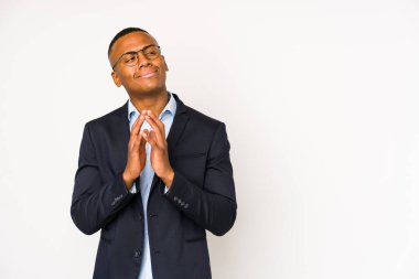 Genç iş adamı beyaz arka planda izole edilmiş bir plan yapıyor, bir fikir kuruyor..