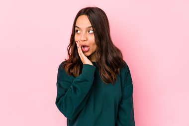 Genç, Latin kökenli, izole bir kadın gizli bir sıcak fren haberinin olduğunu söylüyor.