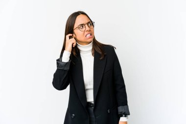 Genç melez iş kadını beyaz arka planda izole edilmiş kulakları elleriyle kapatıyor..