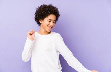 Afrikalı Amerikalı küçük çocuk yalnız dans ediyor ve eğleniyor..