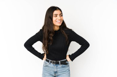 Mor arka planda izole edilmiş genç Hintli kadın gülüyor ve gözlerini kapıyor, rahatlamış ve mutlu hissediyor..