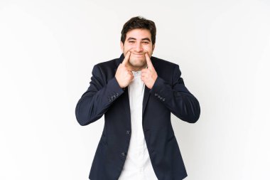 Genç iş adamı beyaz arka planda iki seçenek arasında şüphe içinde..