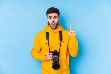 Kafkasyalı genç fotoğrafçı, yaratıcılık kavramı ve harika bir fikre sahip..