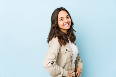 Genç, melez İspanyol kadın kendini izole edip ellerini kalçasında tutuyor..