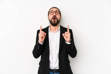 Beyaz arka planda izole edilmiş beyaz bir iş adamı ağzı açık bir şekilde üst tarafı işaret ediyor..