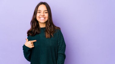 Genç, Latin kökenli bir kadın tişört fotokopi alanını elle işaret ediyor, gururlu ve kendinden emin.