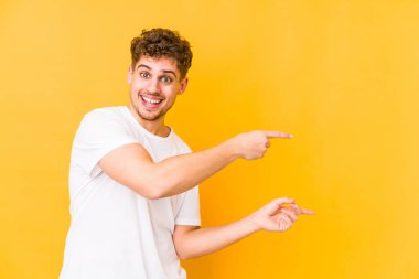  İşaret parmaklarıyla işaret etmek heyecanlı.