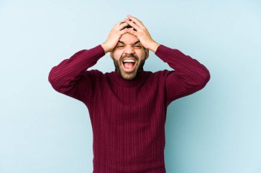 Genç, melez, Arap bir adam neşeli bir şekilde ellerini başının üstünde tutarak kahkaha atıyor. Mutluluk kavramı.