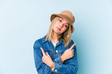 Sarışın, beyaz bir kadın iki seçenekten birini seçmeye çalışıyor..