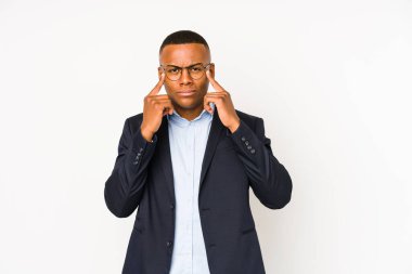 Genç iş adamı beyaz arka planda izole edilmiş bir şekilde bir göreve odaklanmış, parmaklarını işaret ediyor..