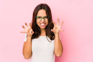 Genç melez İspanyol kadın yalnız başına gergin ellerle çığlık atıyor..