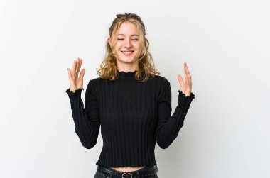 Beyaz arka plandaki genç beyaz kadın çok gülerek gülüyor. Mutluluk kavramı.