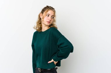 Beyaz sırtlı beyaz bir kadın sırt ağrısı çekiyor..